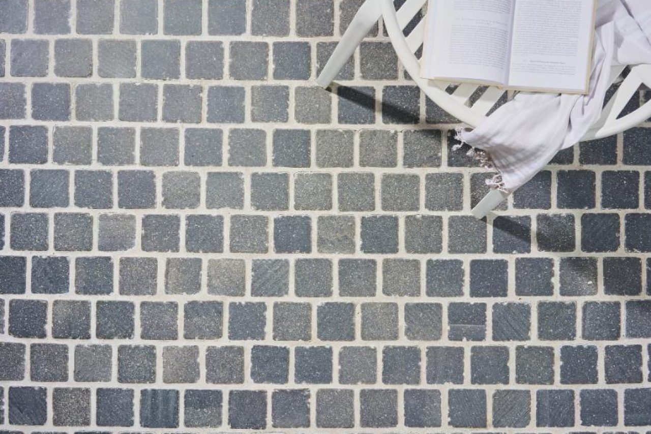 Tiev natural stone cobblestones dark grey outdoor paving